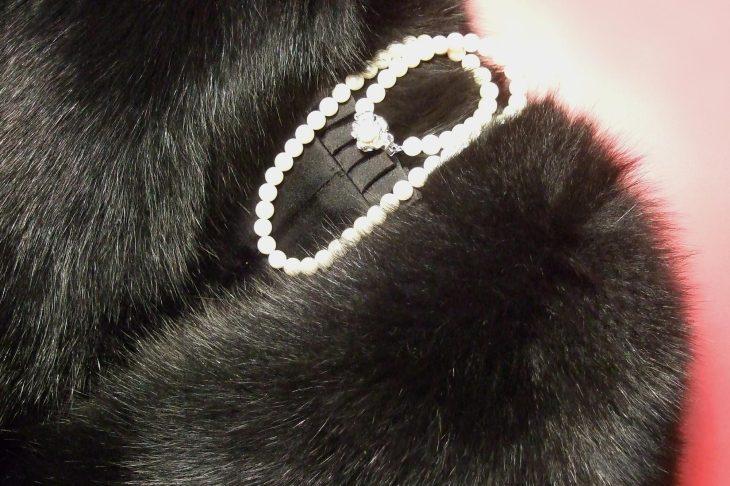 黒い毛皮ショールとパールのアクセサリー