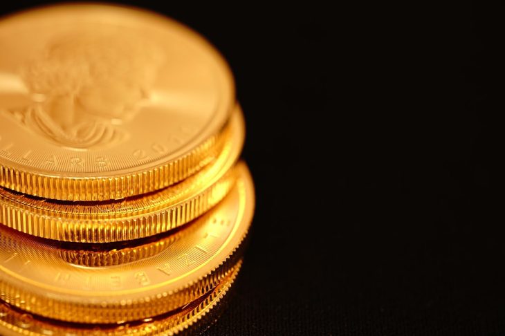 積み上げられている4枚のメイプルリーフ金貨