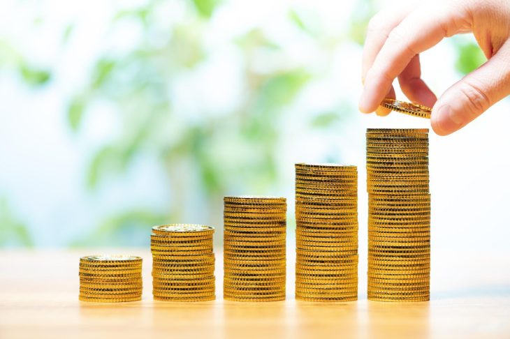 金貨を階段状に積み上げる手元
