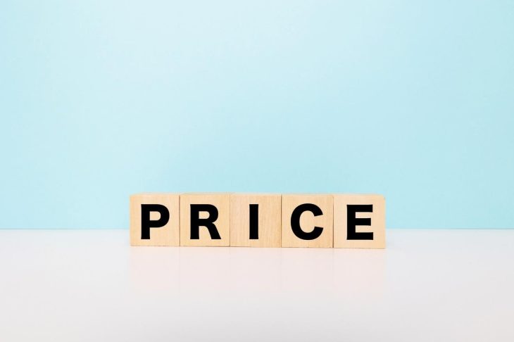 「PRICE」と書かれた文字ブロック