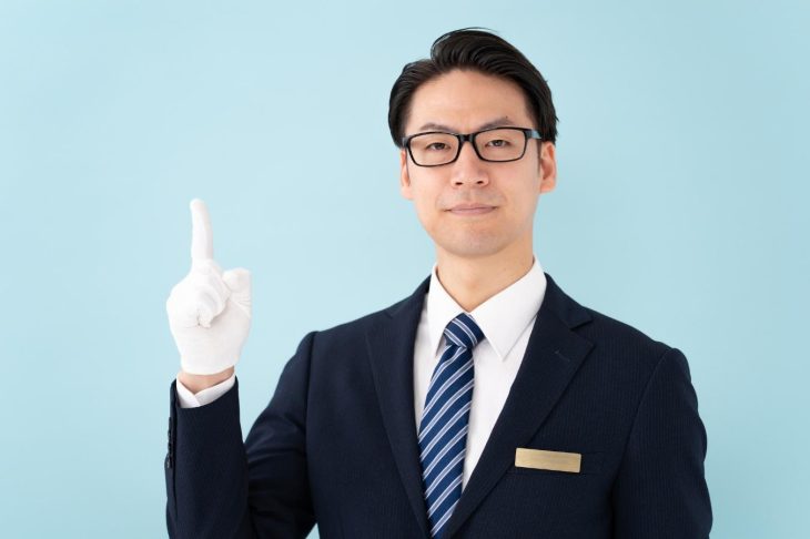 白い手袋を着けたスーツ姿の男性