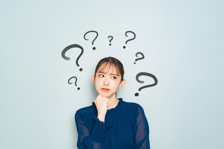 考える女性と「？」マーク