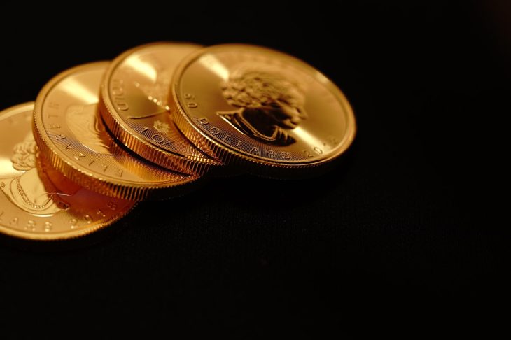 複数枚重なっているメイプルリーフ金貨