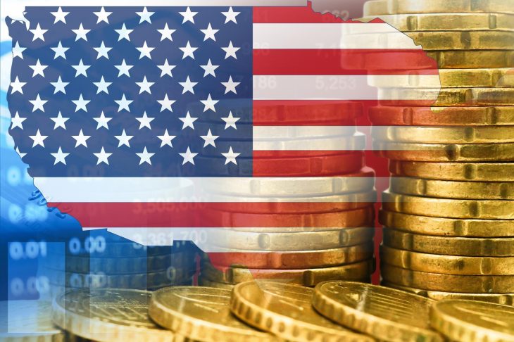 アメリカの国旗と積まれた金貨