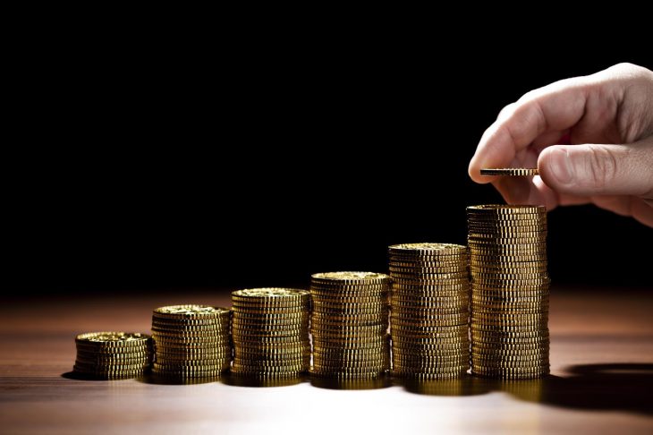 階段状に積み重なった金貨