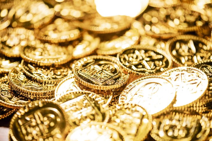 大量の金貨が集まっている様子