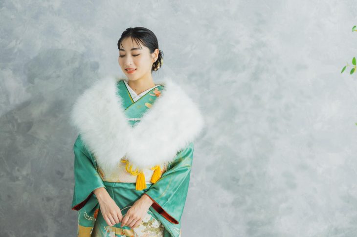 ホワイトのショールを使用している和装の女性