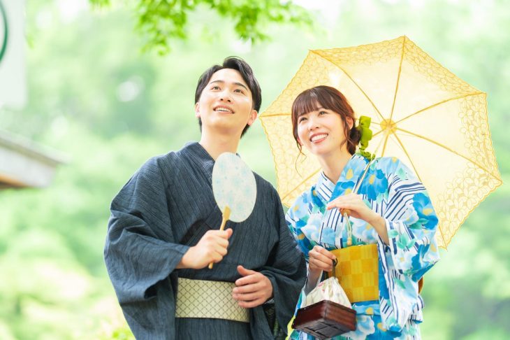 しぼのある夏着物を着る男性とその彼女
