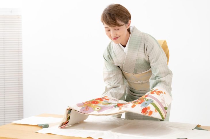 着物をたたんで収納しようとしているところ