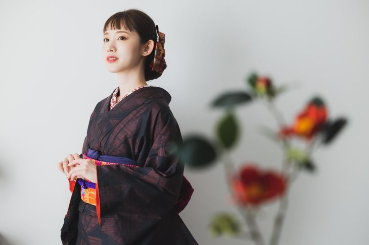 大島紬の着物を着た女性