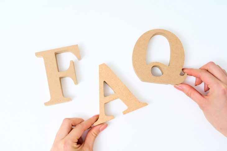 FAQと書かれた文字ブロックが置かれている