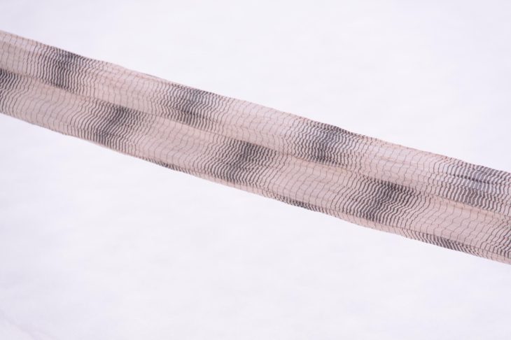 麻織物の反物を広げた様子