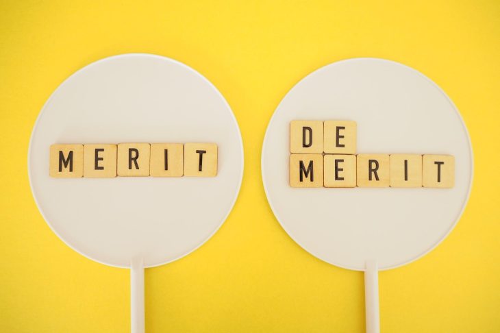 「MERIT」「DEMERIT」と書かれたボード