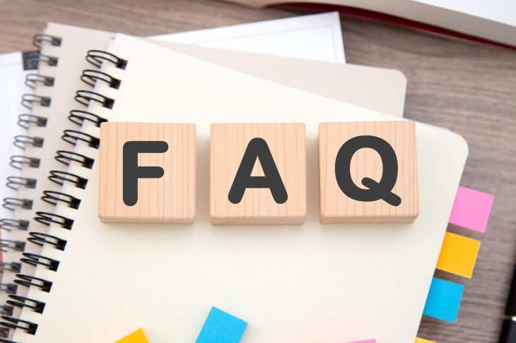 黒字でFAQと書かれているブロックとメモ帳