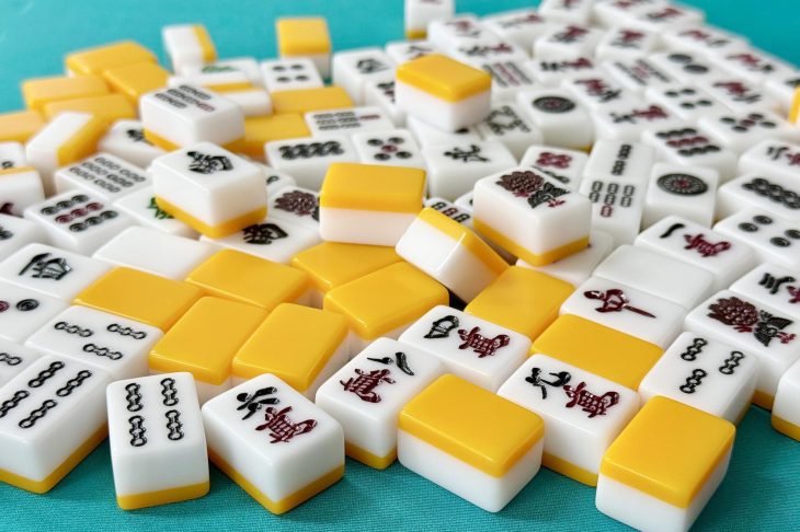散らばっている多数の麻雀牌