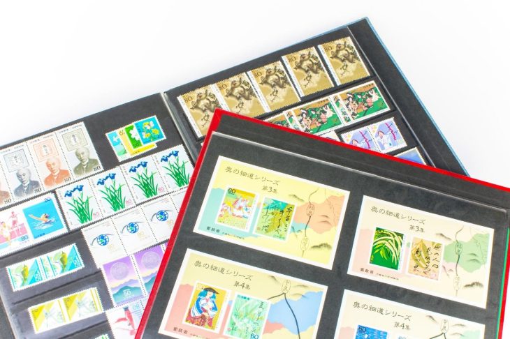 切手アルバムに収められた複数の記念切手シートとバラ切手