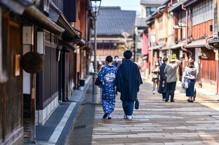 着物を着て石川県のひがし茶屋街を歩く男女の後ろ姿