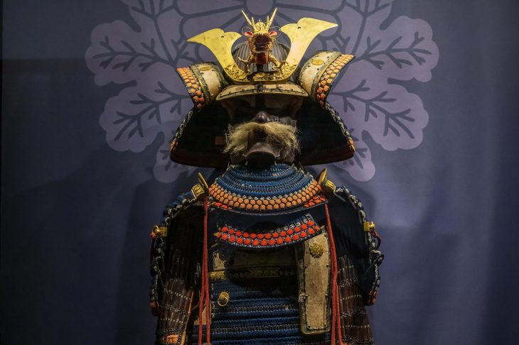 甲冑が飾られている様子
