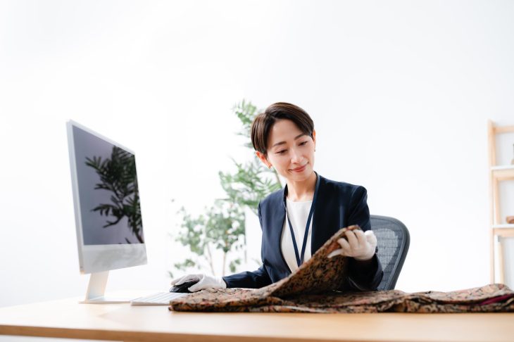 着物を査定する白手袋をした女性