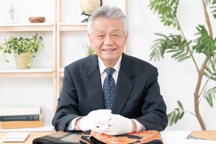 着物の査定をするシニア鑑定士