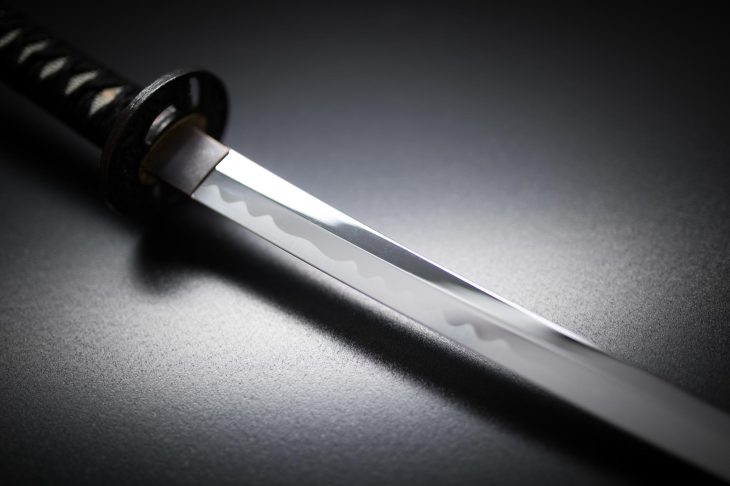 日本刀の刀身と刻印された模様