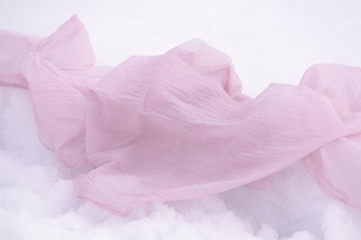 雪晒し中の織物
