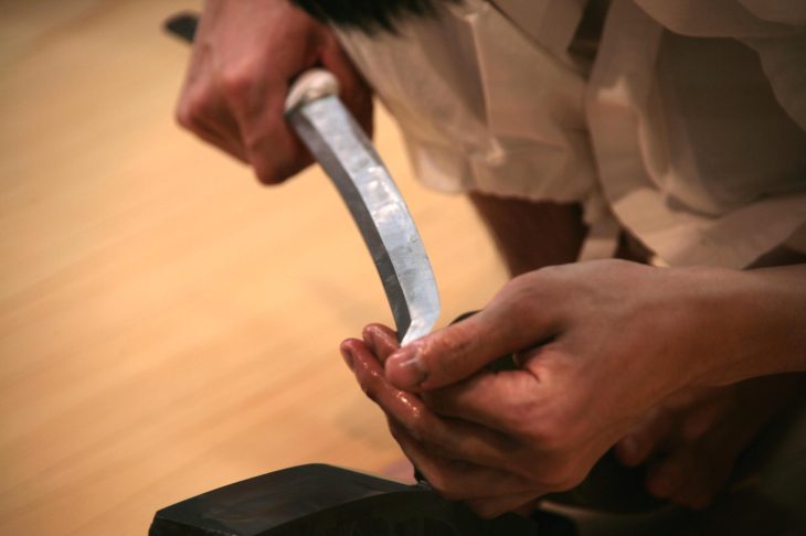 日本刀の刀身をチェックしている人の手元