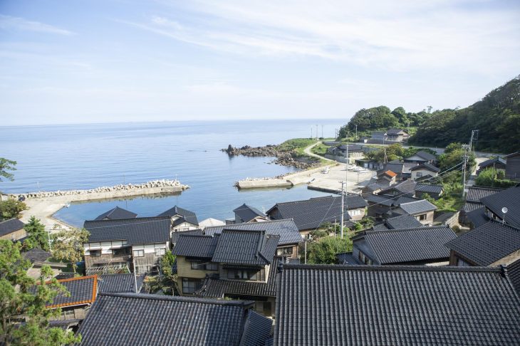 石川県能登半島輪島の海沿いの町並み