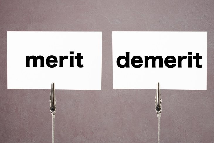 「merit」「demerit」と書かれた看板