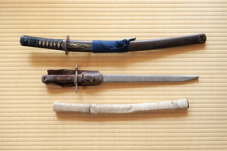 さまざまな種類の古い日本刀