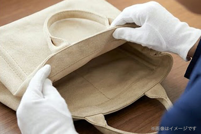 ボロボロの状態でも買取できるプラダ「カナパ」のイメージ画像｜角スレや色あせがある使い込まれたキャンバスバッグ