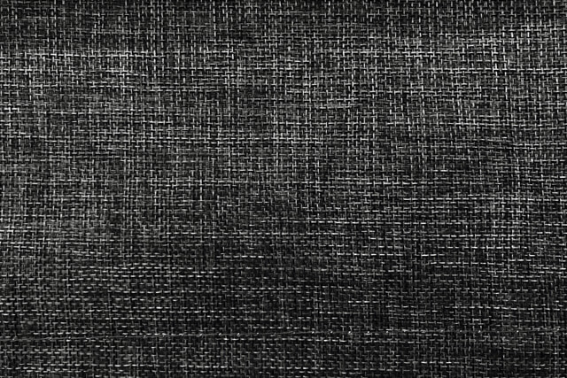 プラダ「カナパ」が愛される魅力である丈夫なキャンバス素材｜黒い麻（ヘンプ）生地のイメージ画像