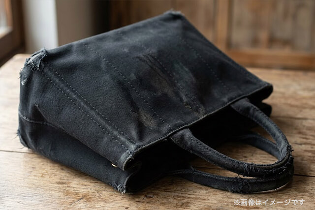 ボロボロの状態でも買取できるプラダ「カナパ」のイメージ画像｜角スレや色あせがある使い込まれたキャンバスバッグ