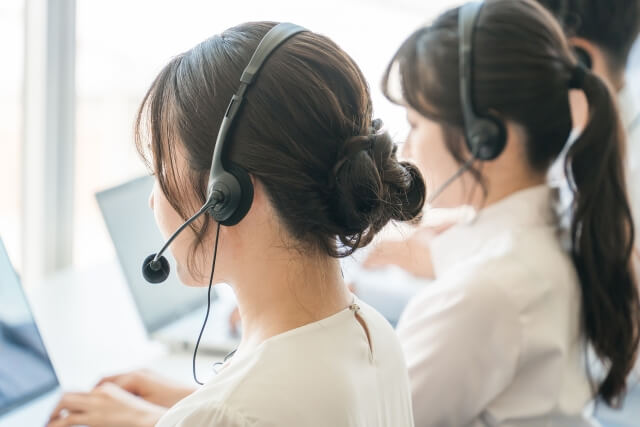 プラダ「カナパ」の買取に関するよくあるご質問（FAQ）｜お客様の疑問に丁寧にお答えするオペレーターのイメージ画像