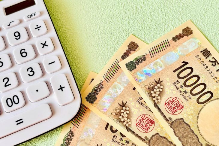 電卓と3枚の一万円札