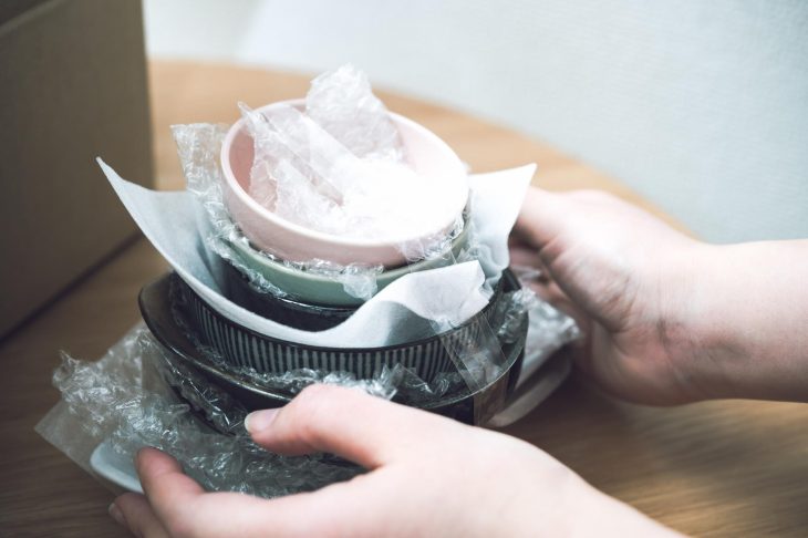 積み重ねられている食器