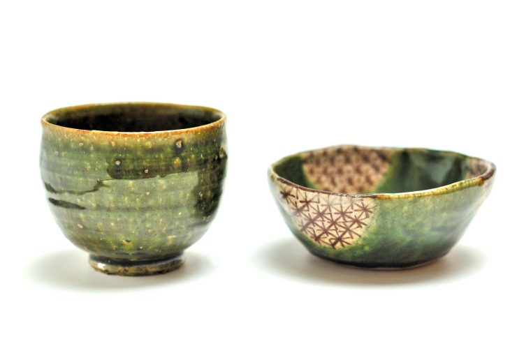 緑色の釉薬が施された茶碗と小鉢