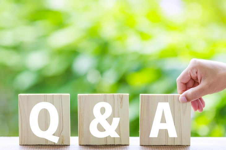 Q&Aと書かれた木製ブロック
