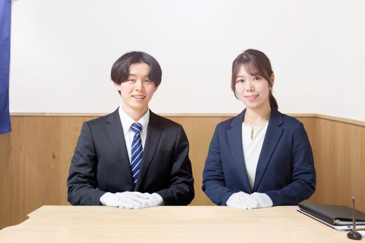 2人並んで座る男性と女性の査定士