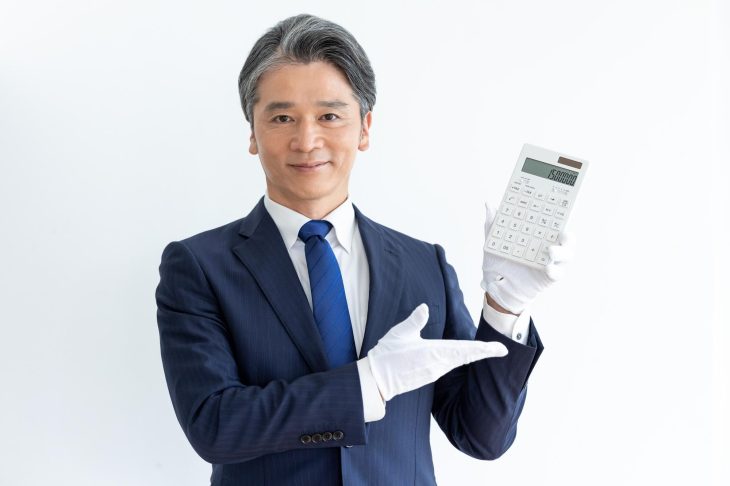 電卓で金額を提示する男性査定士