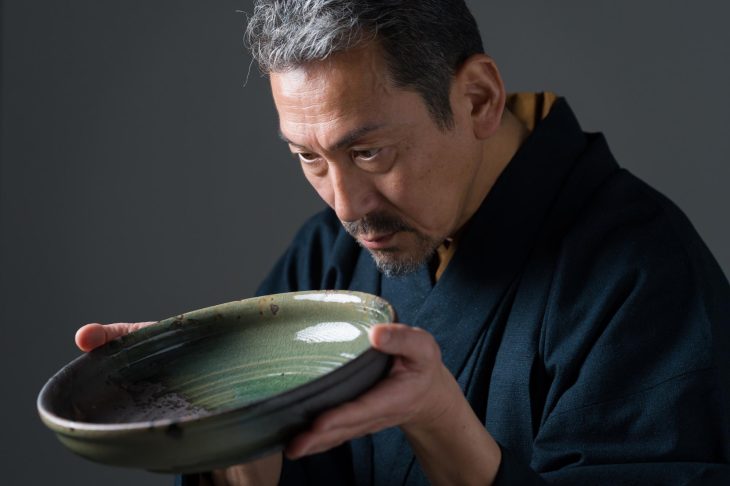 皿の様子をチェックしている男性