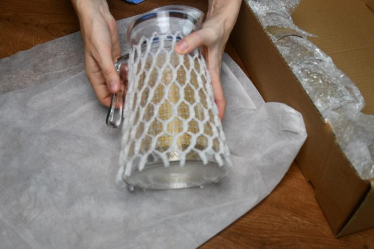 ガラス製品を梱包して発送準備をする様子のイメージ写真