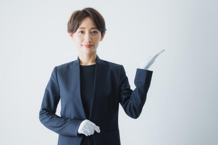 白手袋をした査定士の女性