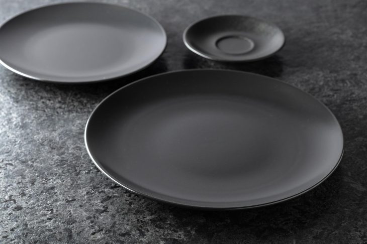 テーブルの上に並んでいるブラックの食器