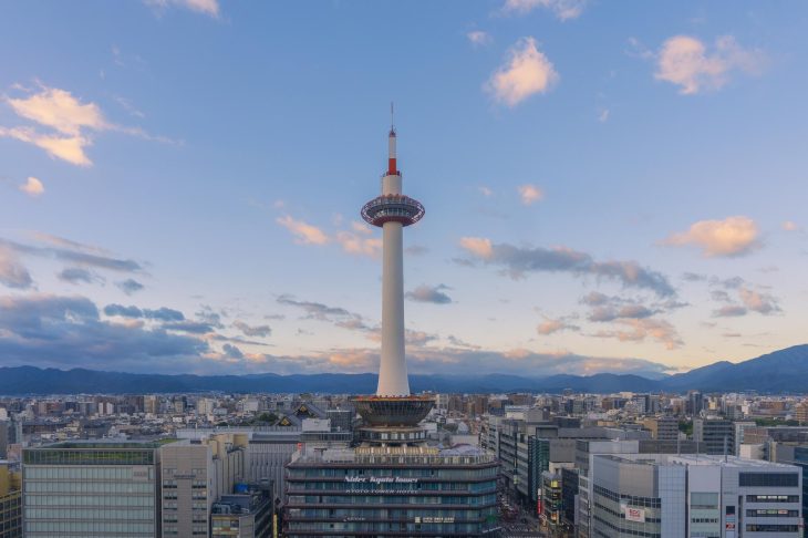 京都タワーと京都の街並み