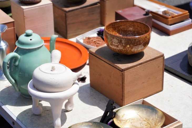 さまざまなデザインの茶器・骨董品