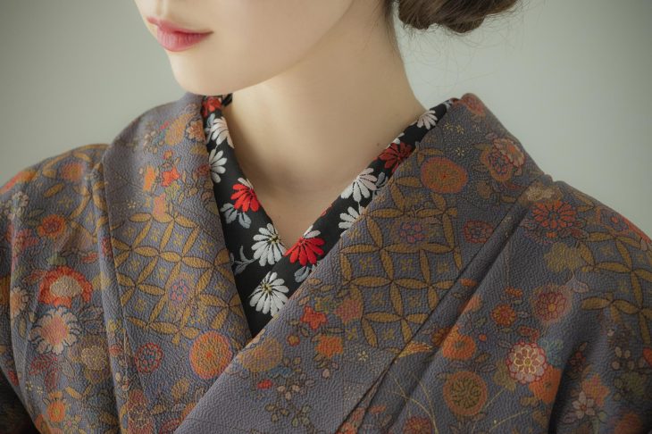 レトロな着物を身に付けた女性