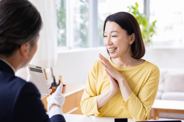 金額提示をする買取業者と顧客の女性