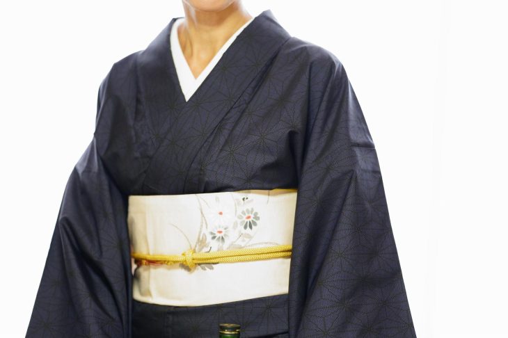 紬を身に付けた女性のバストアップ