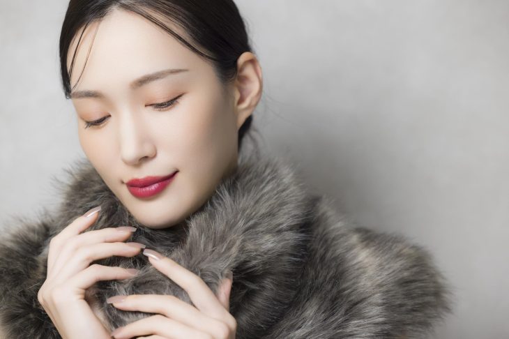 ファーショールを装着している女性